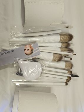 White and Gold 20-Piece Makeup Brush Set with Case
